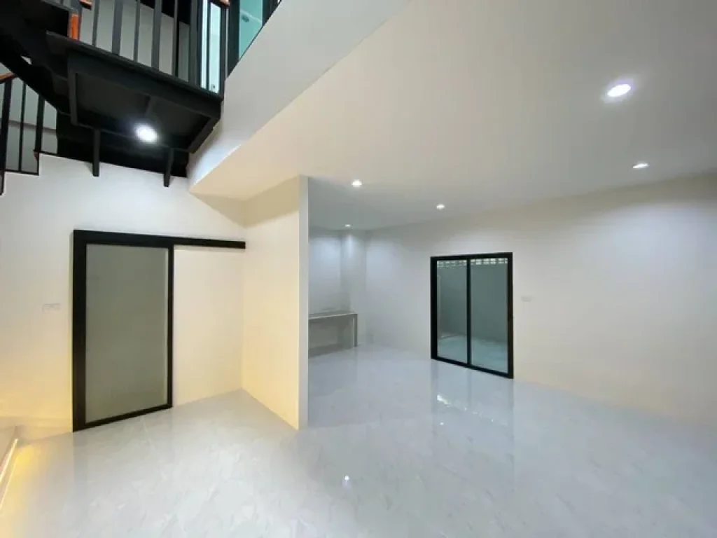 ขายทาวน์โฮมทำเลเมือง ใกล้รถไฟฟ้าอุดมสุข Unique สุดๆกับบ้านสไตล์ Modern Loft ไม่เหมือนใคร