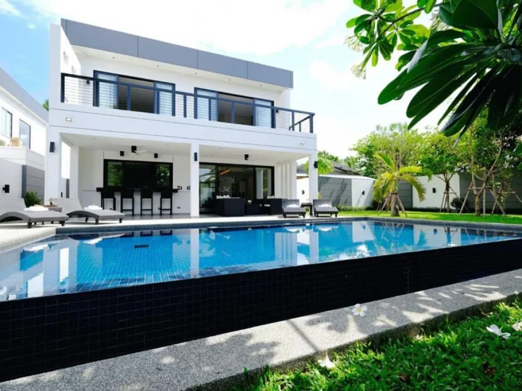 Pool Villa บ้านเดี่ยว สไตล์โมเดิร์น ที่เป็นเอกลักษณ์และมีห้องโถงนั่งเล่นที่ปลอดโปร่ง และกว้างขวาง