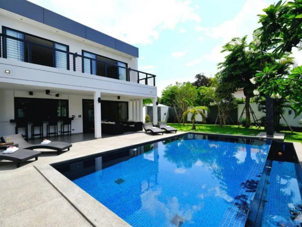 Pool Villa บ้านเดี่ยว สไตล์โมเดิร์น ที่เป็นเอกลักษณ์และมีห้องโถงนั่งเล่นที่ปลอดโปร่ง และกว้างขวาง