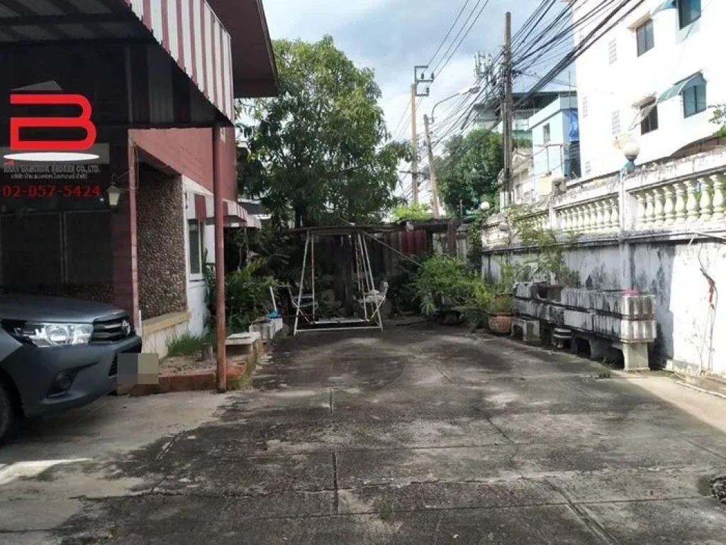 ที่ดินพร้อมบ้านเดี่ยว ซอยลาดกระบัง 1 เนื้อที่ 100 ตรว