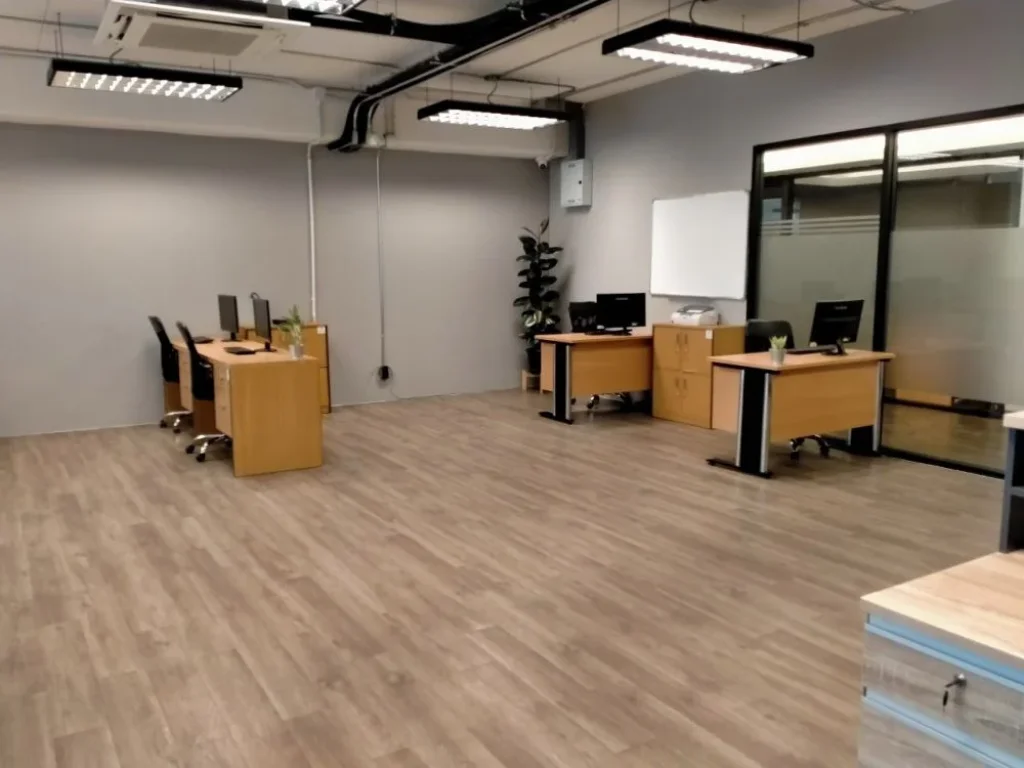 Office ขนาดใหญ่ พร้อมห้องเล็กด้านใน พื้นที่รวม 90 sqm