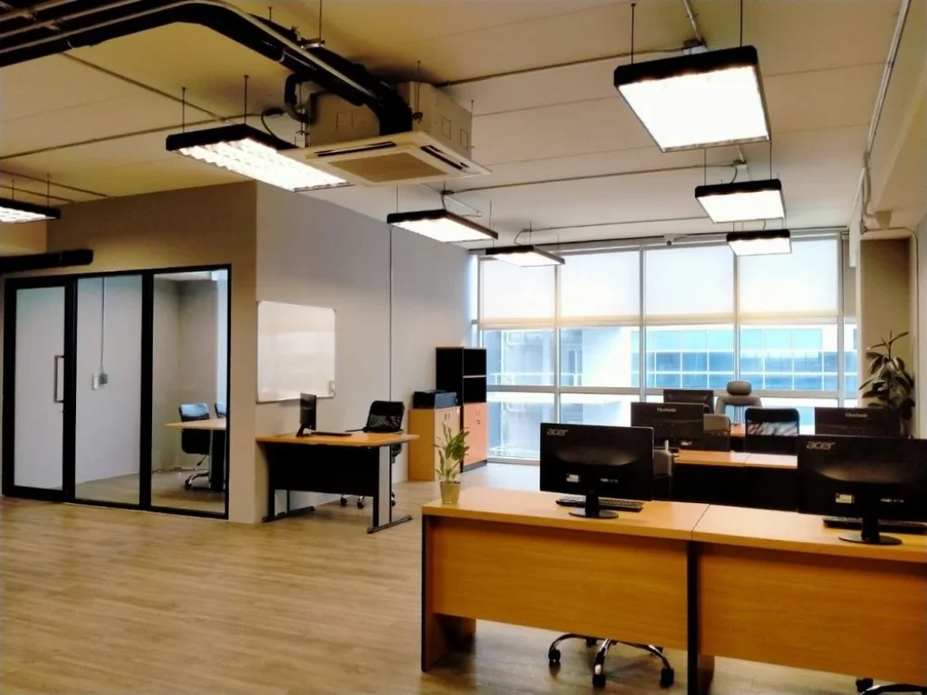 Office ขนาดใหญ่ พร้อมห้องเล็กด้านใน พื้นที่รวม 90 sqm