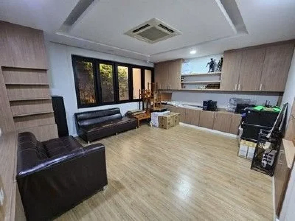 บ้านเดี่ยวสุดหรูแบบ Fully Furnished พร้อมโกดังสินค้าและที่ดิ