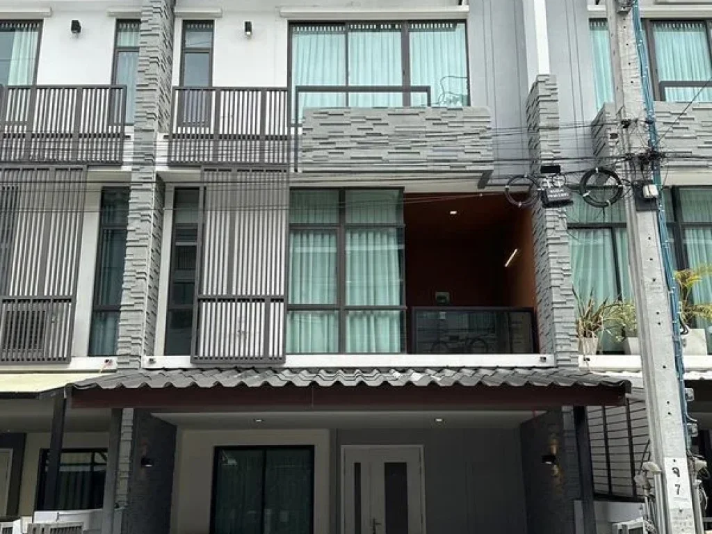 ขายด่วนทาวน์โฮม3ชั้น เนื้อที่ 22 ตรวโครงการ plex residence