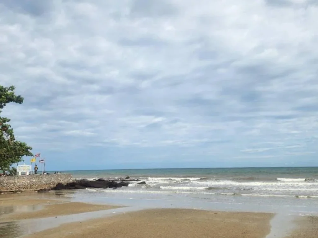 ขายที่ดินบ้านกร่ำเนื้อที่ 57 ตรว ติดหาดแหลมแม่พิมพ์เดินเพีย