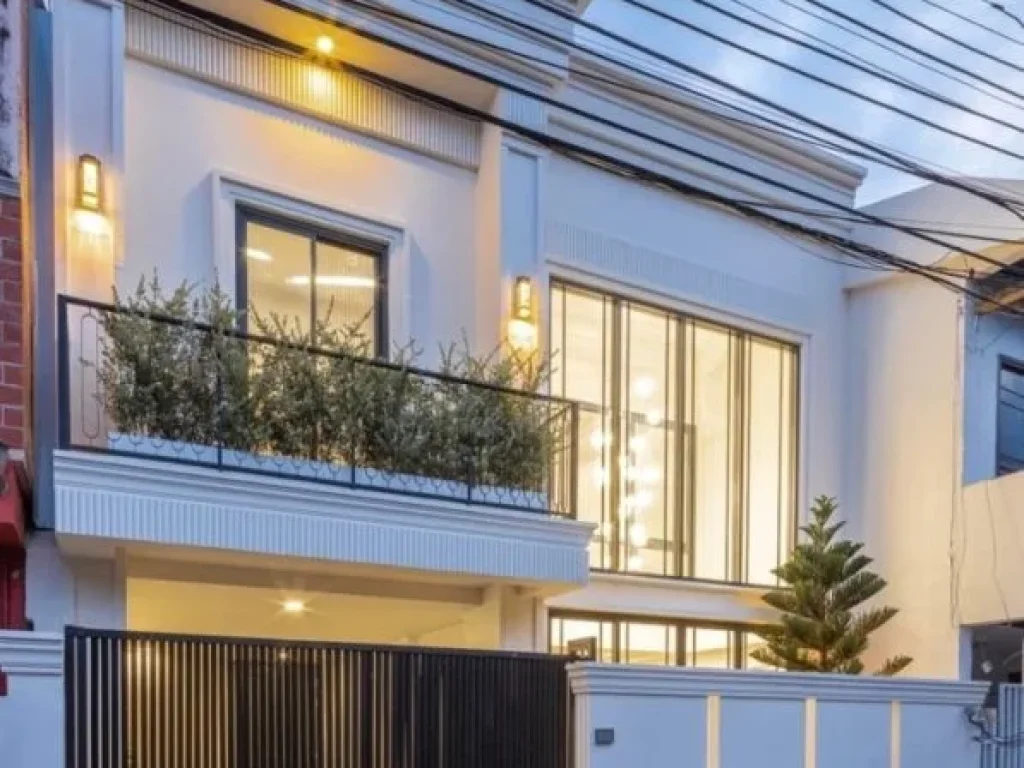 ขายทาวน์โฮม ปรีดี 42 Artiar Modern Classic Townhome