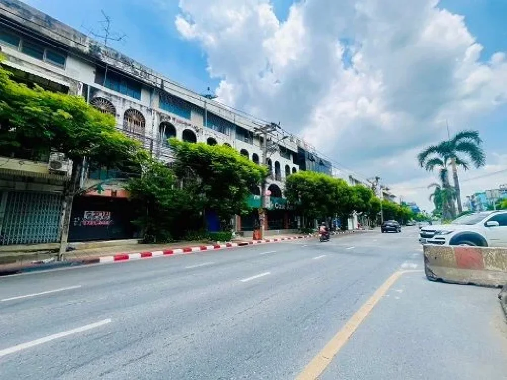 ขายตึกแถว 4 ชั้น ติดถนนพัฒนาการ อยู่ระหว่างพัฒนาการ53 และ