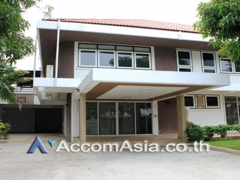 Big single House with huge garden for rent in Sukhumvit near Phra Kanong BTS