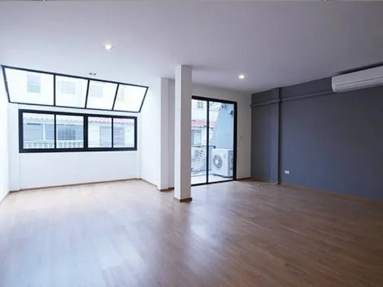 ให้เช่า บ้าน loft ทาวน์โฮม 3 ชั้น เอกมัย 22 ขนาด 26 ตรว 215sqm