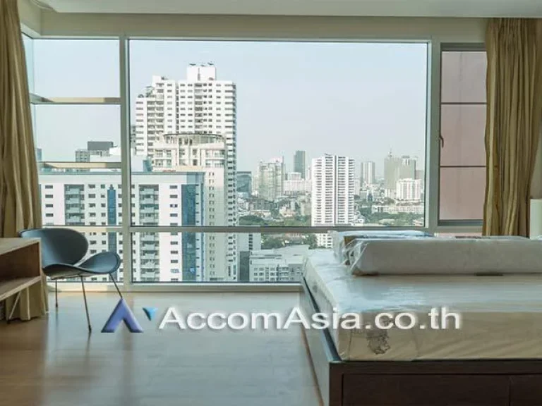 Modern condo for rent on 22 floor Fullerton Sukhumvit BTS Ekkamai