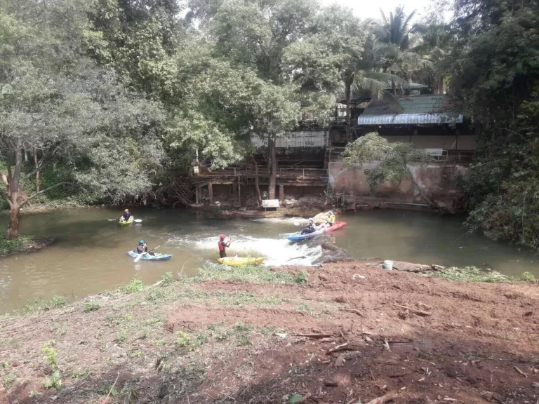 Land with wooden house closed River Lamtakong nature more suitable for people who like nature and quiet rivers like the