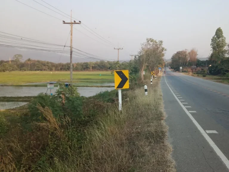 ที่นาติดถนนสายเชียงใหม่-พร้าว