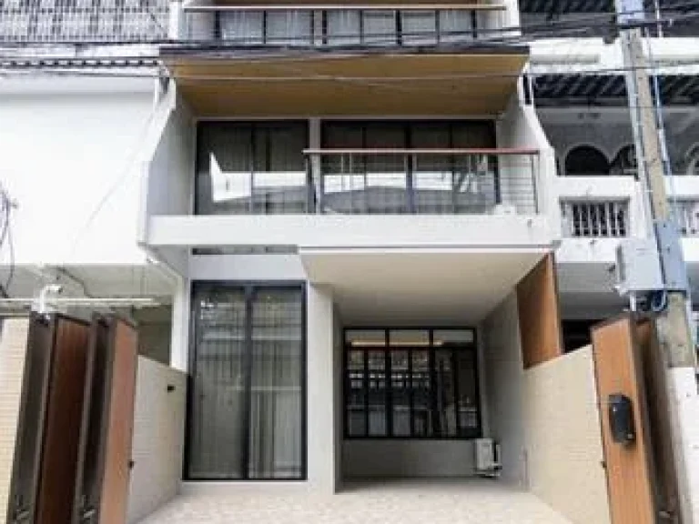 FOR RENT TOWNHOUSE SUKHUMVIT 5 BEDS 145000 THB