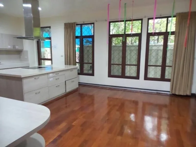 ให้เช่า บ้านเดี่ยว หลังใหญ่ พร้อมสวนและสนาม ใน สุขุมวิท 71 For Rent Single house with garden in Sukhumvit 71