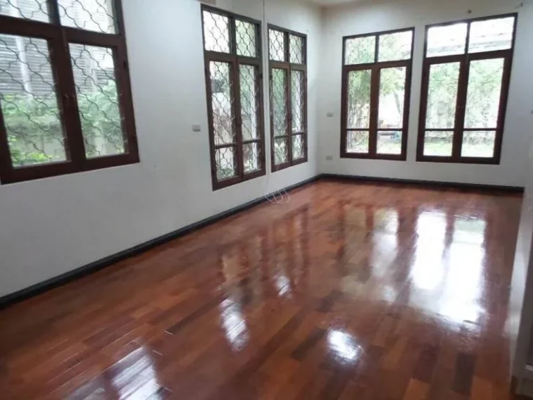 ให้เช่า บ้านเดี่ยว หลังใหญ่ พร้อมสวนและสนาม ใน สุขุมวิท 71 For Rent Single house with garden in Sukhumvit 71