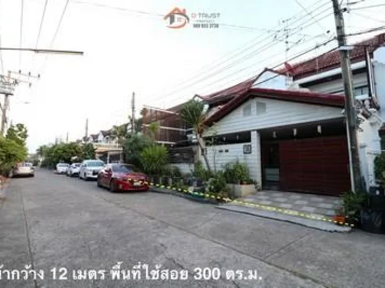 ถนนเมนในหมู่บ้าน มีร้านค้า สำนักงาน ถนนกว้าง