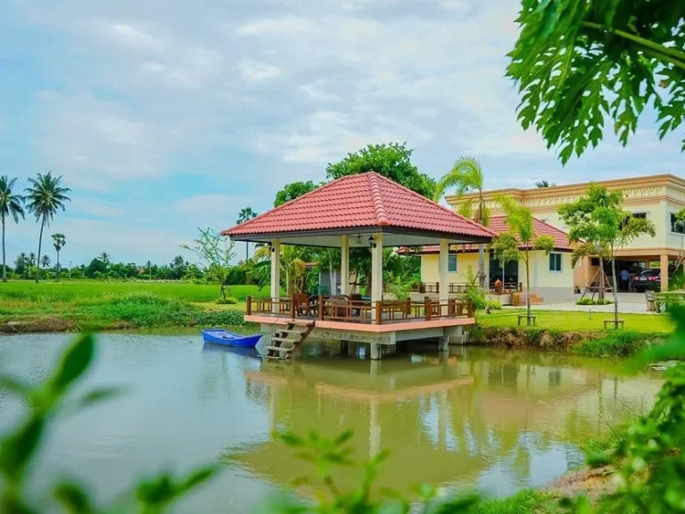 บ้านและสวน บ้านสวยๆสองหลังตั้งอยู่บนเนื้อที่กว่า4ไร่เหมาะกับการซื้อไว้พักผ่อนหรือทำรีสอร์ทร้านอาหาร บรรยากาศดีมาก