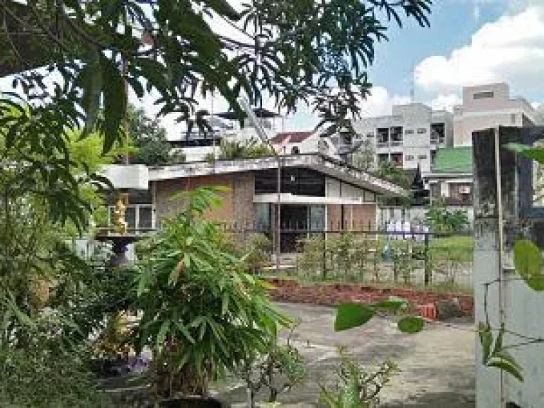 Land Sukhumvit 63 with an old home for sale