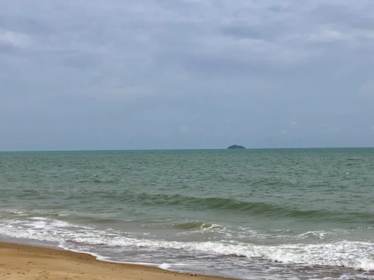 ขายที่ดินติดทะเลชายหาดส่วนตัว หาดพลา ติดเขตสนามบินอู่ตะเภา โฉนด 61 ไร่