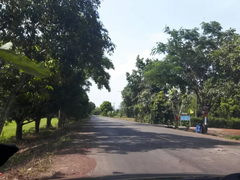 ใกล้ถนนสุวรรณศร ใกล้โรงเรียนสุวรรณวิทยา ด้านหน้าติดถนนลาดยางทางไปโครงการหลวง เห็นวิวเขา