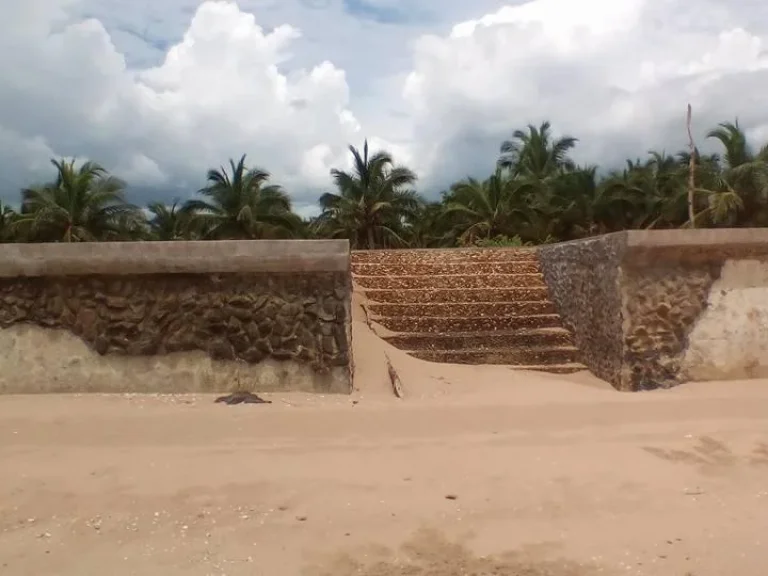 ที่ดินสวยมีเขื่อนชายหาดส่วนตัว