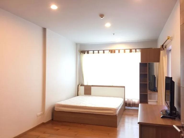 For rent Hive Taksin 30 Sqm the rental only 12000 bath can walk to BTS Wongwian Yai less than 100 meter