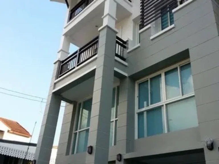 ขาย 24 Mพร้อมผู้เช่า 2 คูหา Townhome ย่านเอกมัย ซอย ปรีดีพนมยงค์ 31