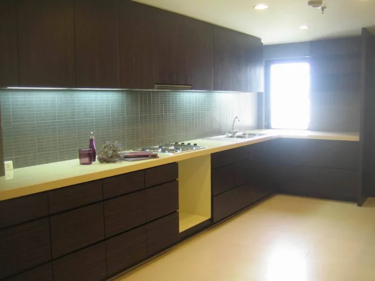 ให้เช่า ห้องใหญ่พื้นที่เยอะ แบบ 2 ห้องนอนที่สุขุมวิท 23 For Rent Spacious 2 Bedroom Unit at Sukhumvit 23