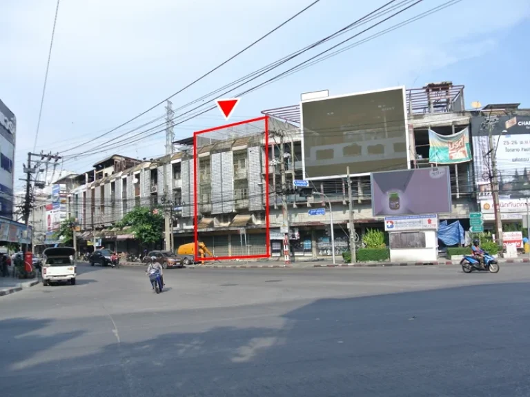 Sale Land 976 sqm Parkable and 2 Buildings at Pracha Uthit Meng Jai Junction