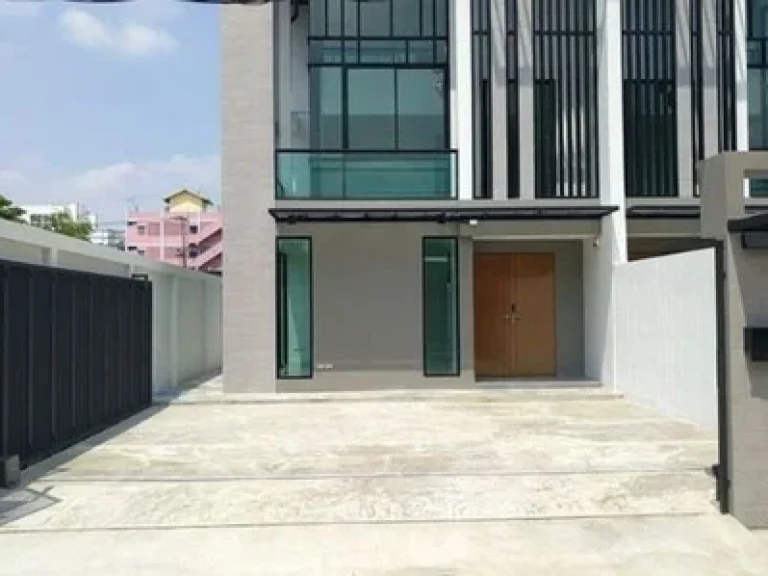 ขายโฮมออฟฟิศ 3 ชั้น Modern Luxury Home บริเวณลาดพร้าว 71 โครงการ เดอะวิง-นาคนิวาส 18