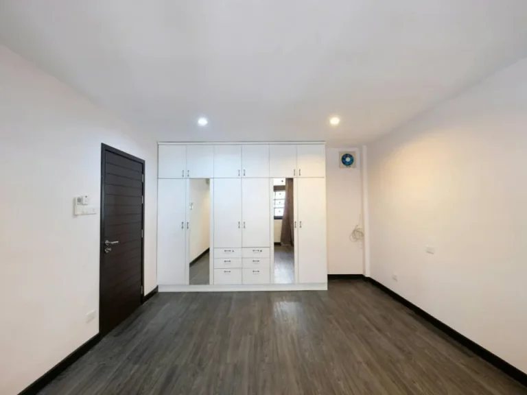 For Rent ให้เช่าทาวน์เฮาส์ 4 ชั้น ย่านทองหล่อ เหมาะสำหรับทำ โฮมออฟฟิศหรือพักอาศัย