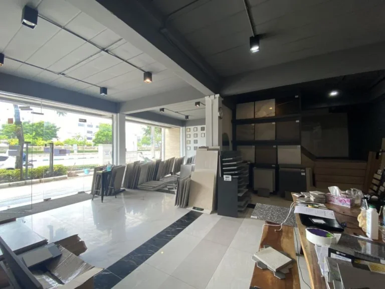 Office Showroom ให้เช่า ขนาดประมาณ 300 ตารางเมตร บนถนน นราธิวาสราชนครินทร์ ใกล้สาทร พระราม 3