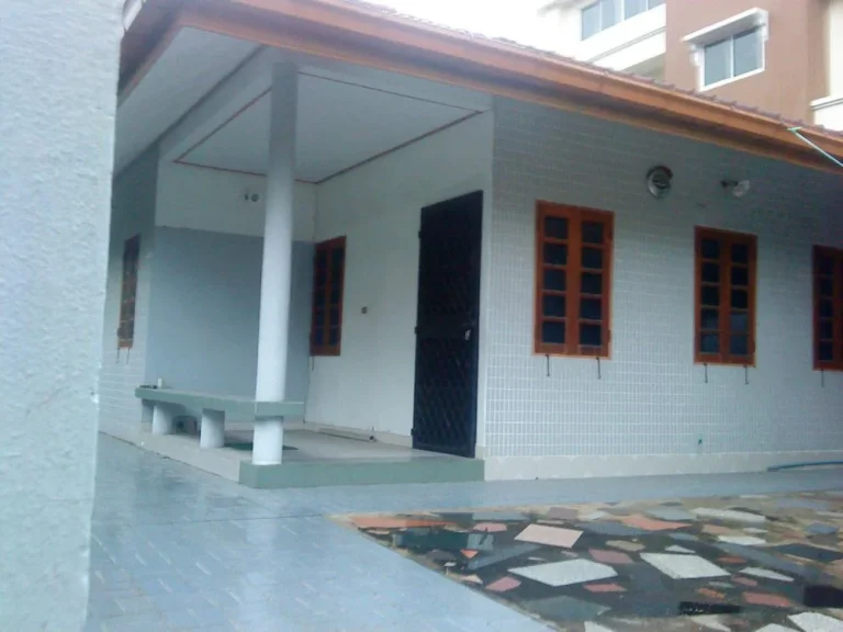 In the village far from Pak soi Sukhumvit65 about 800 m Single House FOR RENT