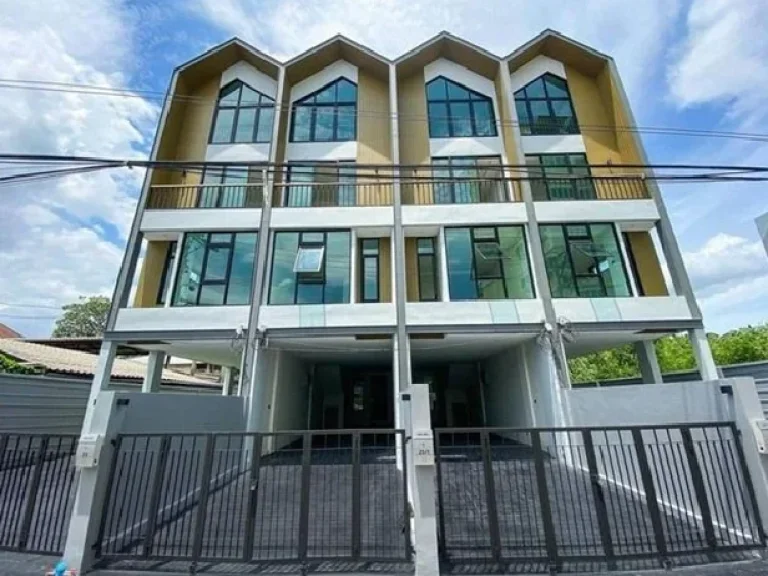 For Rent ให้เช่าทาวน์โฮม 4 ชั้น สุขุมวิท 101ทับ1 บ้านใหม่ มุม30วา 249ตรม 3นอน โทร 099-963-5966