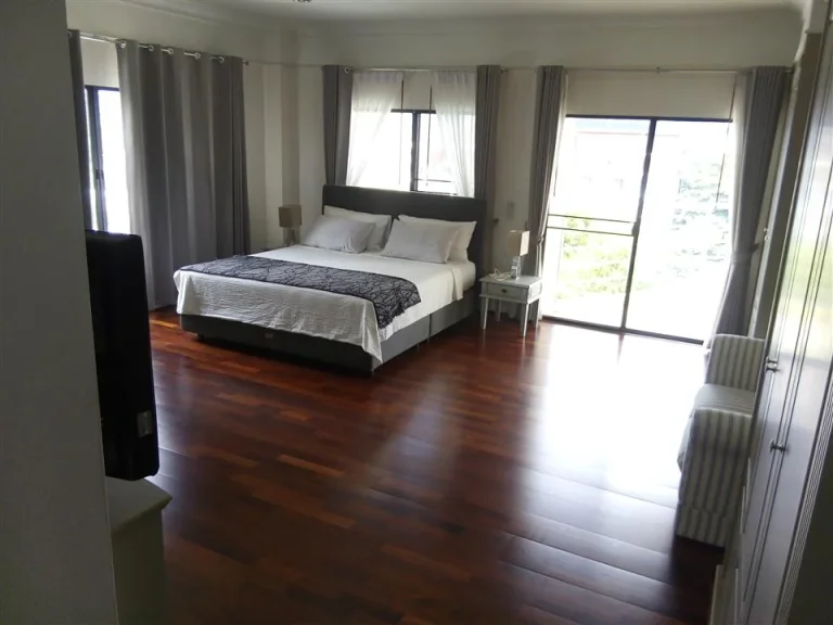 Top floor Condo for RENT 3 Bedroom 280 SqM in Sathorn area ONLY 95000 THB