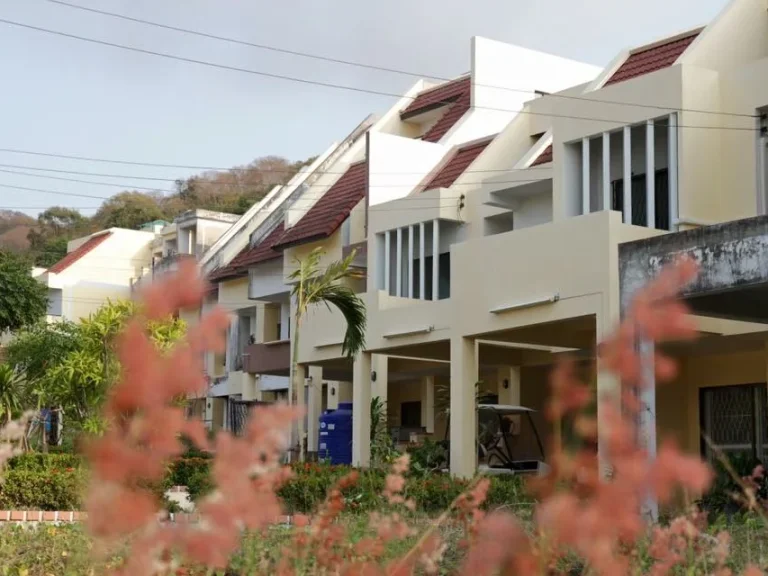 บ้านพักตากอากาศ บนเขาติดถนนสุขุมวิท วิวทะเลศรีราชาและเกาะสีชังดีไซน์ทันสมัย