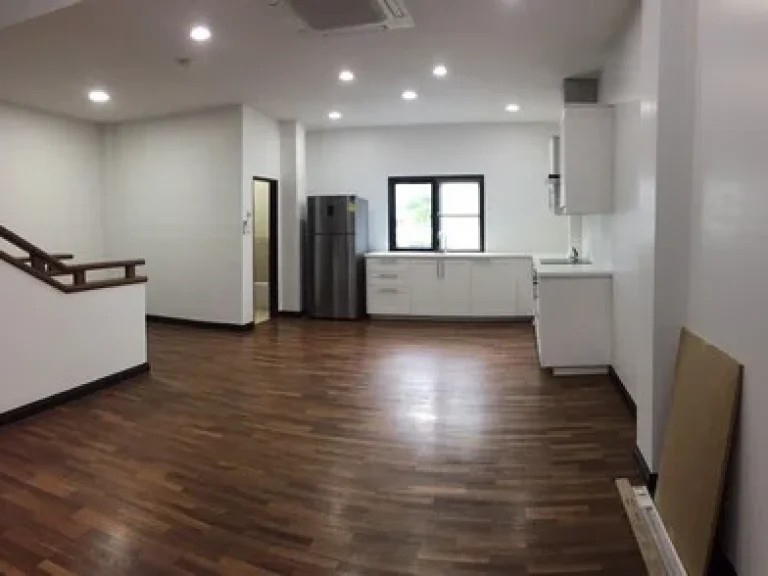 ให้เช่าทาวน์เฮาส์หรู 4ชั้น พร้อมสวนสวย For Rent Townhouse at Ekkamai