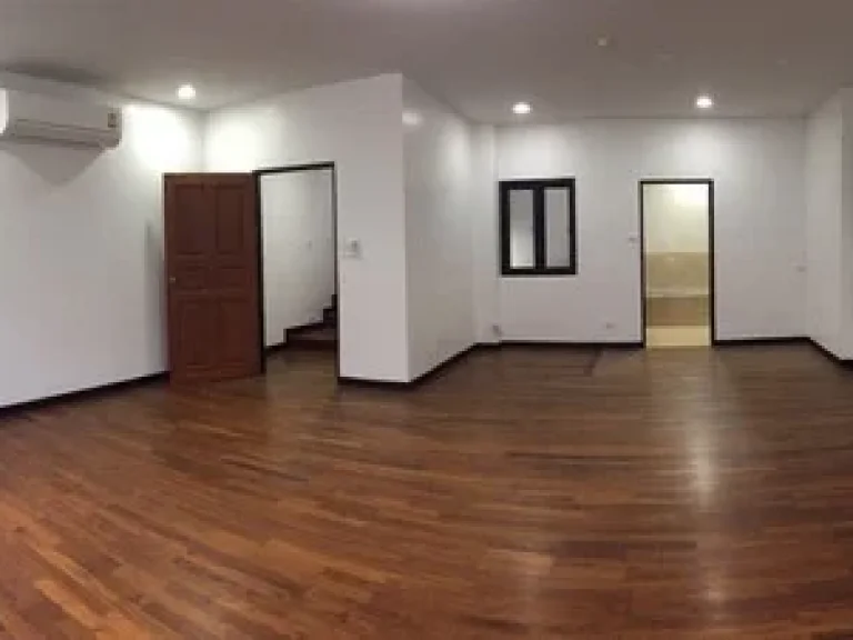 ให้เช่าทาวน์เฮาส์หรู 4ชั้น พร้อมสวนสวย For Rent Townhouse at Ekkamai