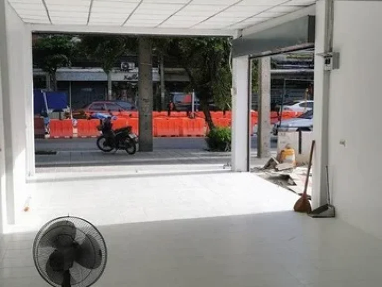 For Rent อาคารพาณิชย์ ห้องมุม สี่แยกโชคชัย4 ติดถนนลาดพร้าว