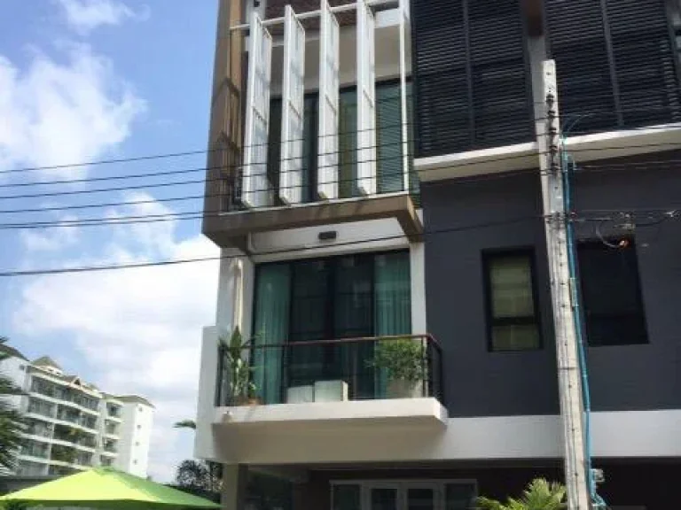 ขาย Luxury Townhome 3 ชั้นครึ่ง หลังมุม 33 ตรว สไตล์ Modern Loft หมู่บ้าน Bless Town สุขุมวิท 50