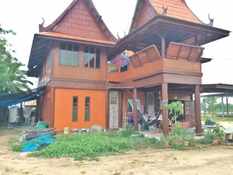 ขายที่ดินพร้อมบ้านทรงไทย 3 หลัง โกดัง 1 ติดถนน 3 ด้าน สุพรรณบุรี