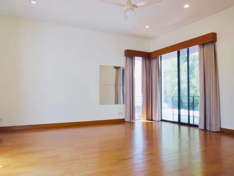 ให้เช่า บ้านเดี่ยว พร้อมสระว่ายน้ำ และสวน ย่านทองหล่อ For Rent Single House with pool amp garden in Thonglor