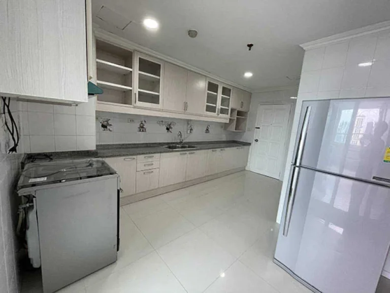 เช่าด่วน คอนโดห้องใหญ่ แบบ 3 ห้องนอนใน ซอยทองหล่อ For Rent A Large 3 Bed Unit at a Project in Thonglor