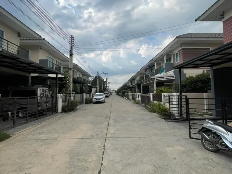 บ้านแฝด มณีรินทร์วิลเลจบางพระใกล้ถนนสุขุมวิทโรงงาน CPF