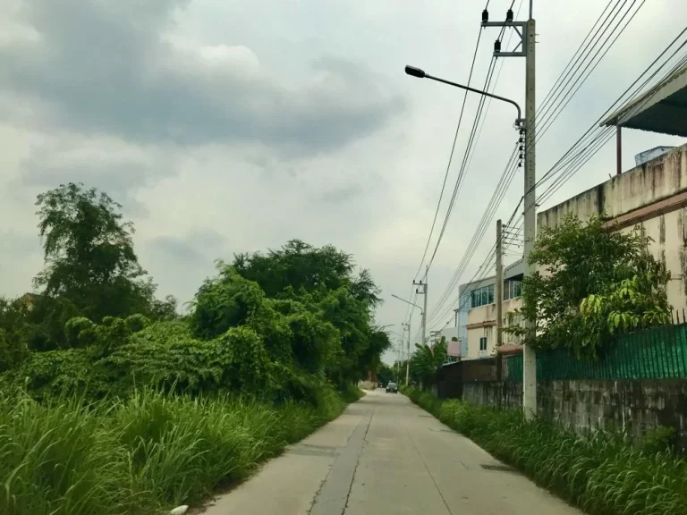 ขายที่ดินใกล้แยกดอนหัวฬ่อ ถนนศุขประยูร เนื้อที่ 600 ตรว ห่างมอเตอร์เวย์ เพียง 600 ม