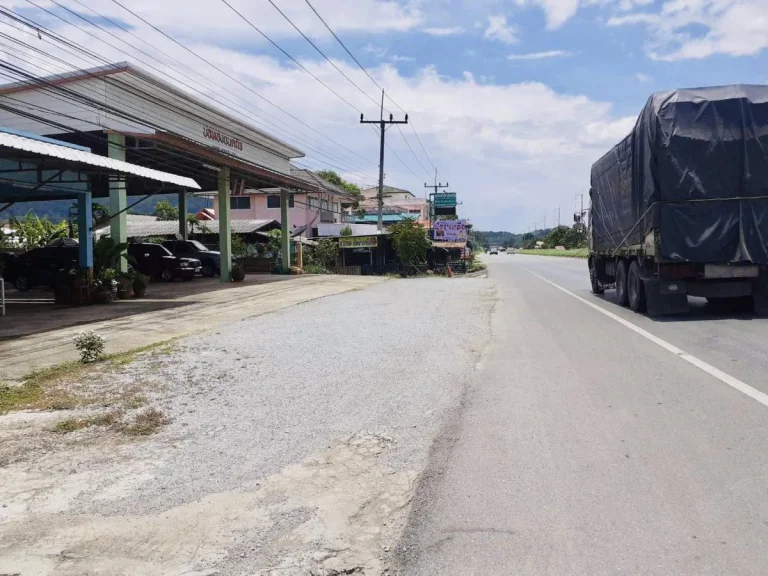 ขายบ้านพร้อมที่ดินและสิ่งปลูกสร้างทำเลทอง