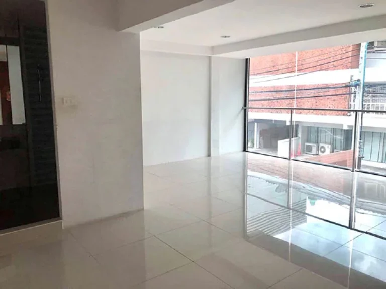 ทาวน์โฮม 3ชั้น ทันสมัย ย่านสุขุมวิท For Rent Town Home 3 storey