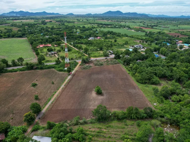 ขาย ที่ดินลาดหญ้า บ่อพลอย กาญจนบุรี โอบล้อมด้วยภูเขา ใกล้ตัวเมือง