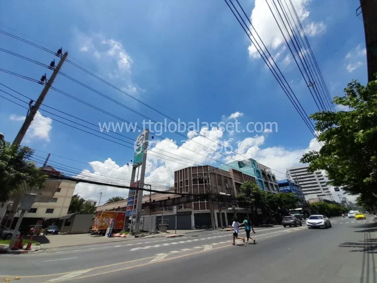 ขายด่วนที่ดินพร้อมอาคารพาณิชย์3326ตรวสุขุมวิทตอนกลาง เหมาะสำหรับทำธุกิจ ติดถนนใหญ่