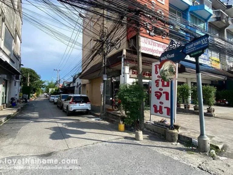 ขายที่ดิน หมู่บ้านชวนชื่น ถนนรามคำแหง102 พื้นที่145ตรว มีสิ่งปลูกสร้างเป็นโครงสร้างบ้านเก่า เป็นที่ดินแปลงมุม ใกล้ห้างเดอะพาซิโอ ทาวน์ รามคำแหง